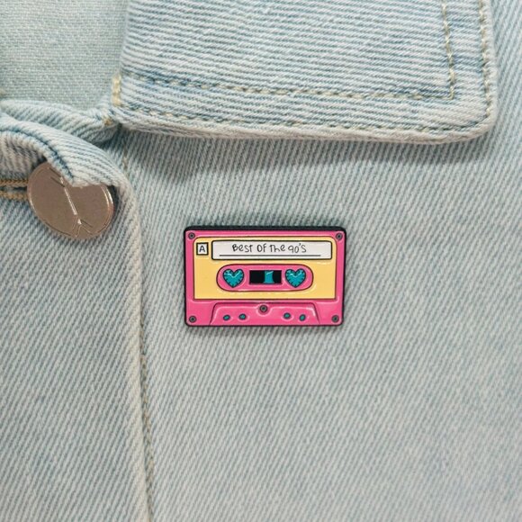 ✨Badge Cassette Tape Best of the 90s Retro Enamel Pin Broch Pink Vintage Vibes✨ - Picture 1 of 5